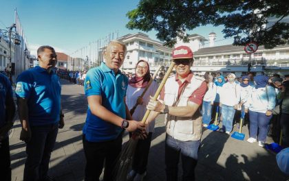 Ratusan Ribu Warga Serentak 