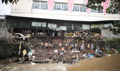 Erwin Tinjau Lokasi Longsor 