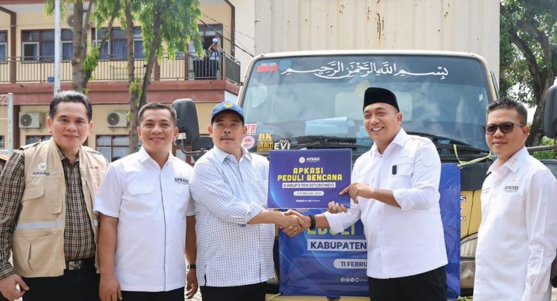 Ketua Harian APKASI Serahkan Bantuan Bencana untuk Warga Terdampak di Situbondo