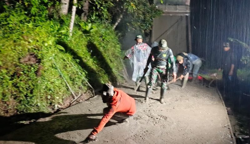 Satgas TMMD Reguler ke-127 Kodim 0624/Kabupaten Bandung Pengecoran Jalan di Cipelah