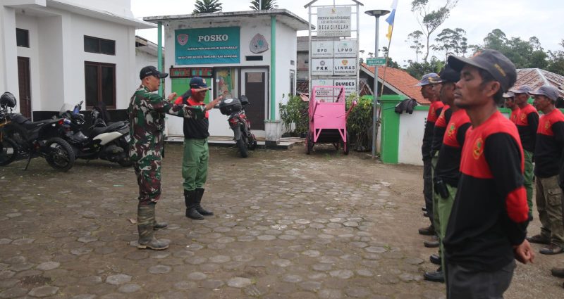 Linmas Cipelah Diberi Latihan PBB Oleh Satgas TMMD Kodim 0624/Kab. Bandung