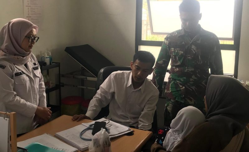 TMMD Reguler ke-127 Kodim 0624/Kab. Bandung  Dampingi Pemeriksaan Kesehatan Masyarakat Cipelah