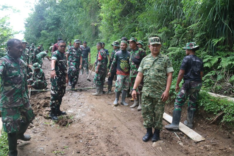 Dandim 0624/Kab. Bandung Letkol Kav Samto Betah Tinjau TMMD ke-127 di Desa Cipelah