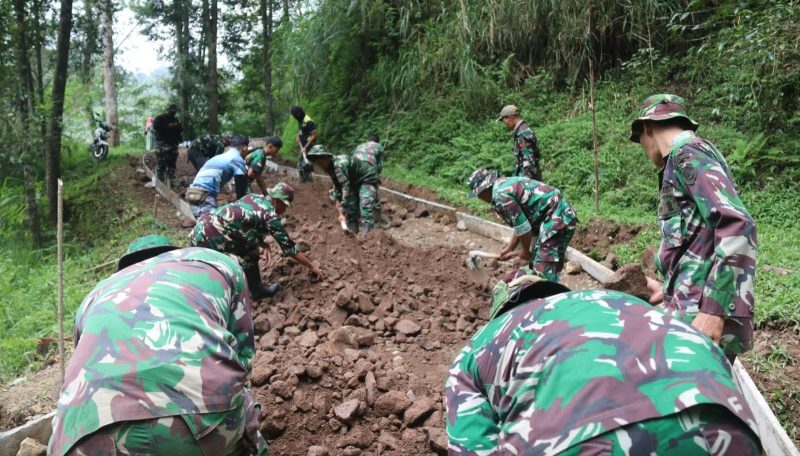 Capai 836 Meter, Satgas TMMD ke-127  Bersama Warga Cipelah Cor Jalan