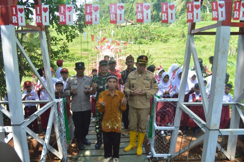Jembatan Gantung Perintis Garuda Tahap 2 di  Cipatat Diresmikan, Bukti Nyata TNI Bangun Desa
