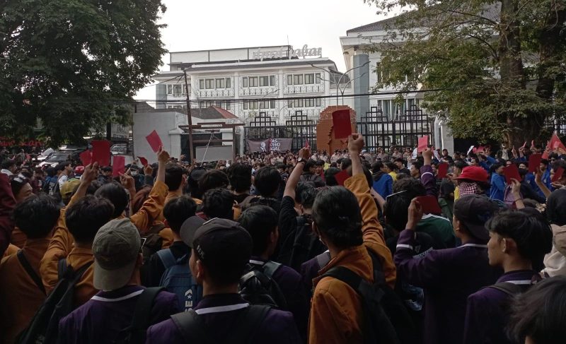 Puluhan Kampus di Bandung Bersatu, BEM SI Kepung DPRD Jabar Sampaikan 7 Tuntutan